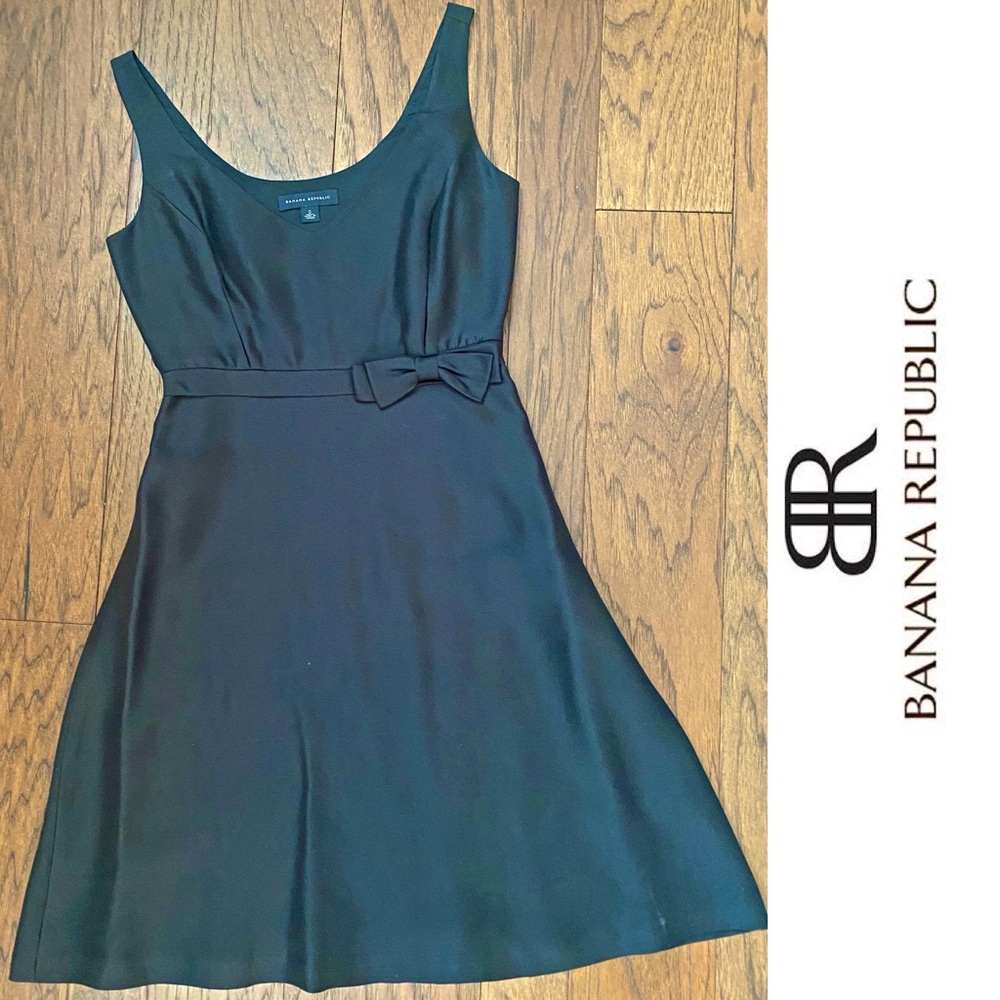 Banana Republic Classic Little Black Dress with Bow Detail Size 0